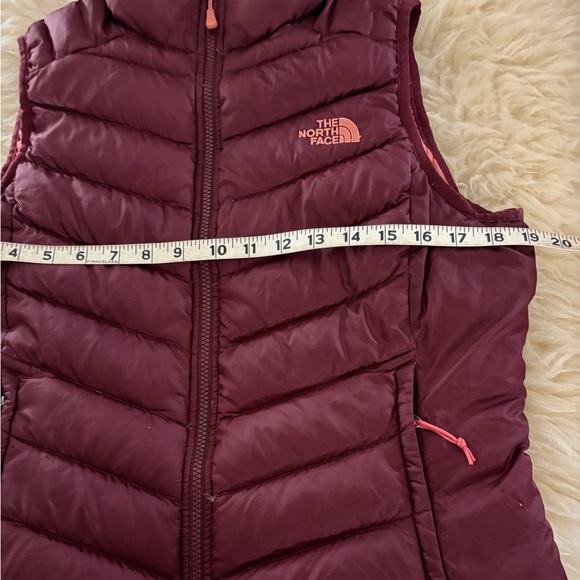 The North Face 550 Women's Maroon Insulated Puffer Quilted Vest - Picture 3 of 8